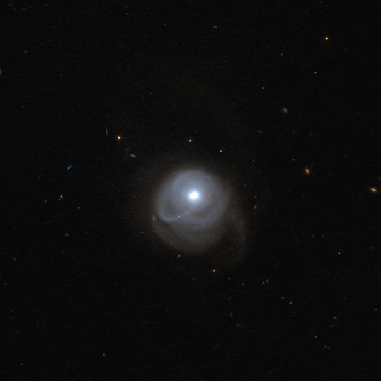 2MASX J05210136-2521450 Gökadası. (ESA/Hubble & NASA)