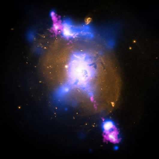 Gökada merkezindeki karadelik çevresinden yayılan jetlerin oluşturduğu renk cümbüşü. Görüntü üç farklı dalga boyunda alınan verilerle oluşturuldu. ( X-ray: NASA/CXC/SAO/A. Siemiginowska et al; Optical: NASA/STScI; Radio: NSF/NRAO/VLA)