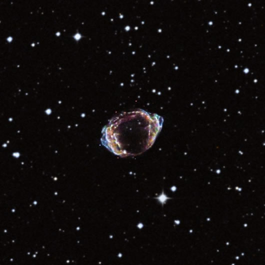 G1.9+0.3 süpernova kalıntısının Chandra ve Çok Büyük Dizi ile elde edilmiş bileşik görüntüsü. (X-ray (NASA/CXC/NCSU/K.Borkowski et al.); Optical (DSS))
