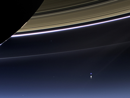 Cassini kamerası Dünya'yı ancak küçük bir nokta olarak gördü. (NASA/JPL-Caltech/Space Science Institute)