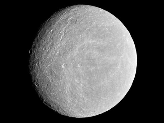 Cassini: Rhea’nın İnce Bir Atmosferi Var